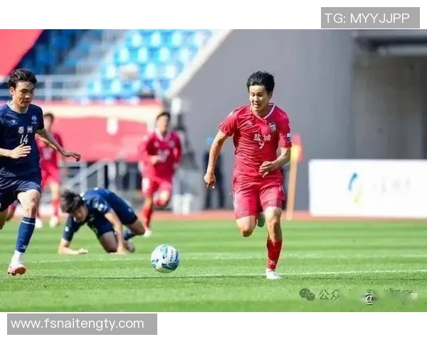 足球球星暖心举动亲手送糖传递爱与温情点燃球迷激情